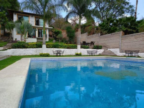 Cabaña con terraza y alberca